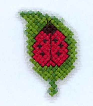 Une broche coccinelle
