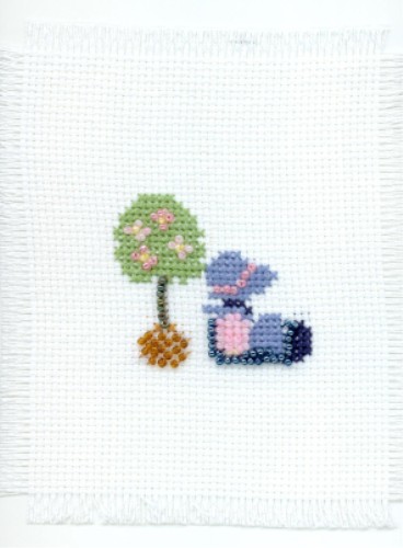 Une petite fille assise pour une carte