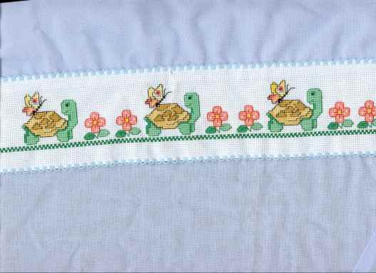Drap brod&eacute; de tortues et de fleurs