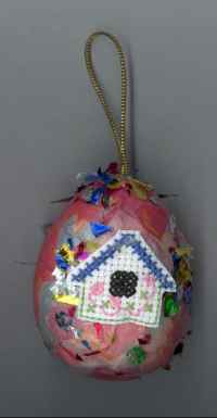 Oeuf brodé à suspendre