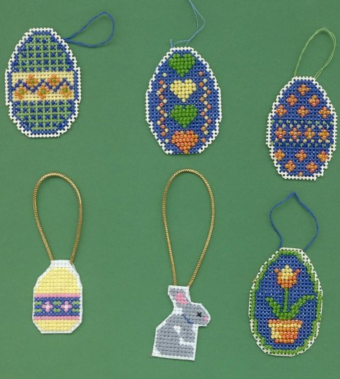 Oeufs perl&eacute;s et motifs pour suspendre