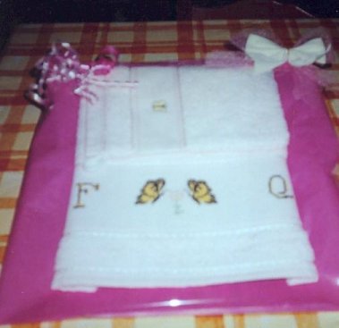 Des papillons et ses initiales sur une serviette