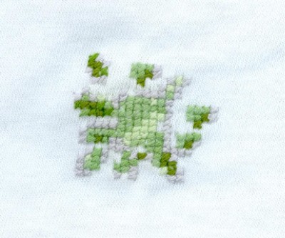Une t&acirc;che verte sur le devant du tee-shirt